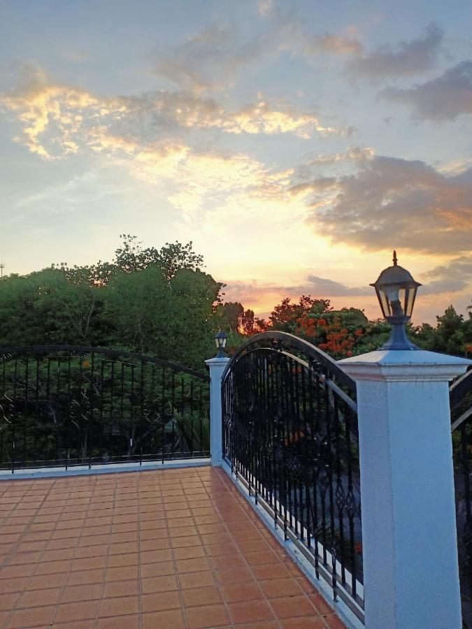El Castillo Bed And Breakfast Angono Экстерьер фото